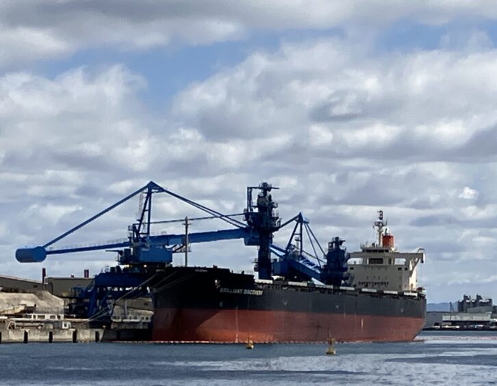 船の底が赤いのはなぜ？